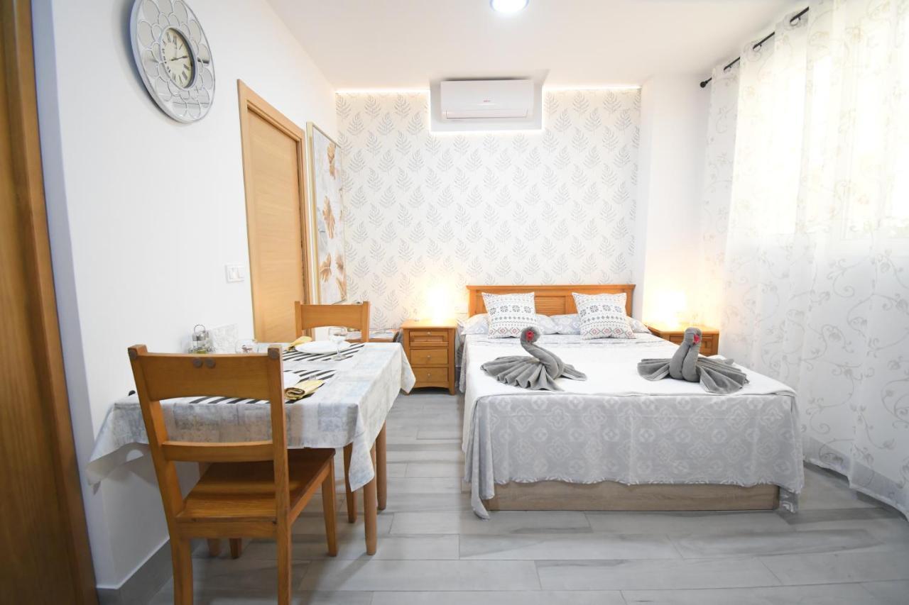 Jara Apartments ! Малага Екстериор снимка