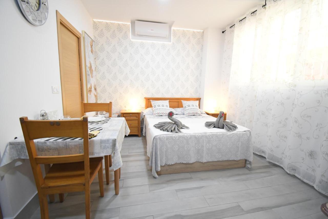 Jara Apartments ! Малага Екстериор снимка